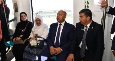 وزير النقل يستقل المونوريل للذهاب إلى العاصمة الإدارية أول أيام تشغيله