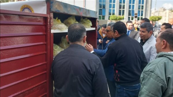 محافظ الدقهلية يتفقد المنافذ المتنقلة لتوزيع الخبز
