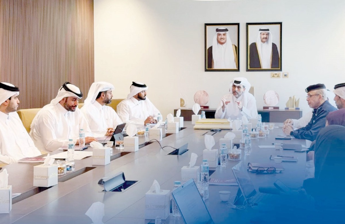 ‫ رئيس عقارات يترأس اجتماع لجنة تنظيم تملك غير القطريين للعقارات