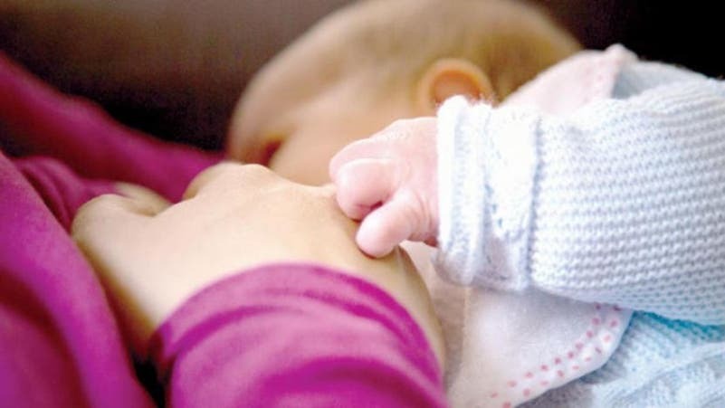 الرضاعة مع الصيام في رمضان.. أهم "عوامل الأمان" للأم والطفل