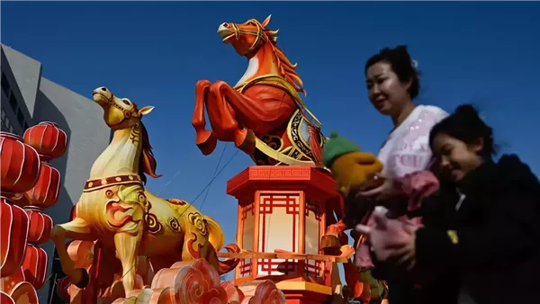 الملايين يحتفلون برأس السنة القمرية وعام الحصان (فيديو)