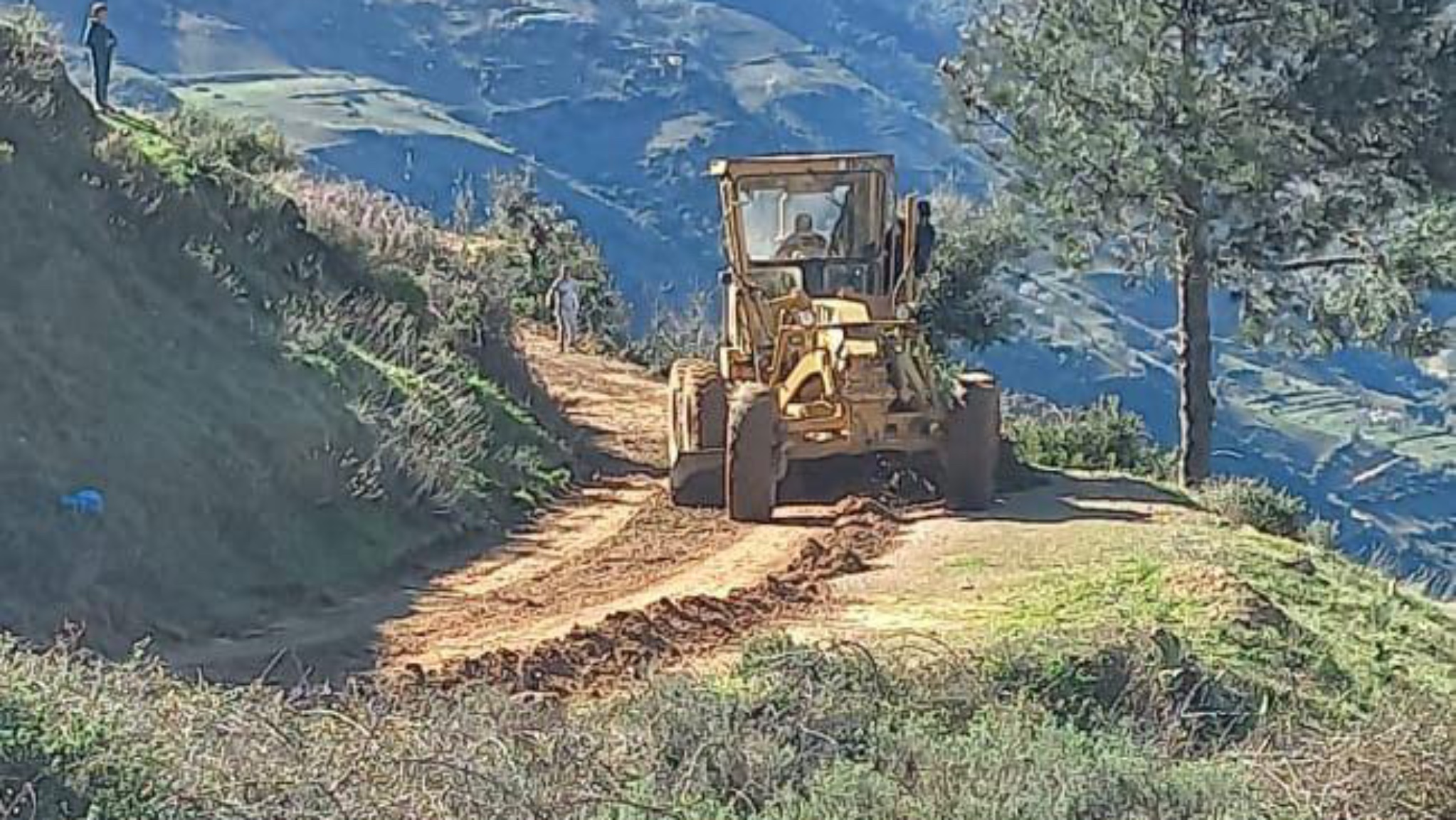 إعادة فتح الطرق المتضررة بسبب التساقطات.. تعبئة شاملة في شفشاون لفك العزلة عن الدواوير (صور)