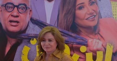 إلهام شاهين تدعم صديقتها ليلى علوى بحضور عرض فيلم ابن مين فيهم