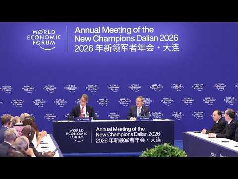رئيس مجلس الدولة الصيني يحضر ندوة لممثلي الأعمال في منتدى دافوس الصيفي 2026