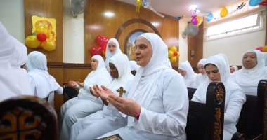 فرحة العيد لا تعرف الأسوار.. لقطات إنسانية لتوزيع الكعك والاحتفال بمراكز الإصلاح