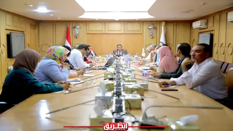 محافظ قنا يتفقد عدد من المناطق السكنية لبحث تطوير مشروعات التنمية الحضرية