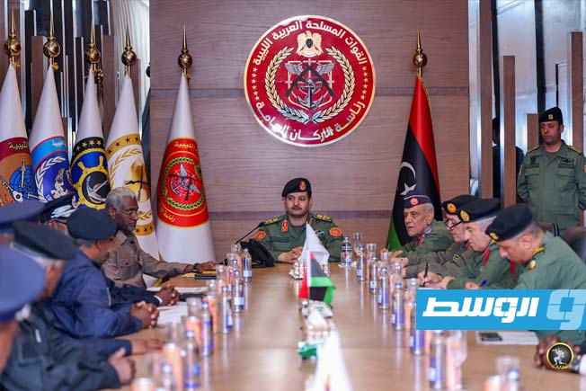 خالد حفتر يجتمع مع قيادات أمنية من مكون التبو بمقر القيادة العامة في الرجمة