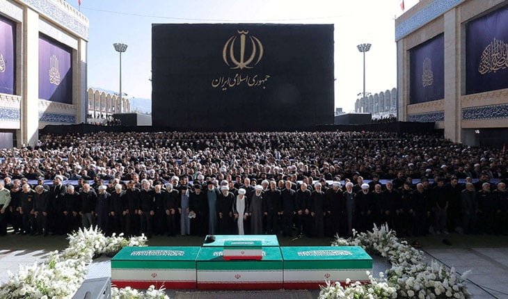 مراسم الوداع الأخيرة للمرشد الراحل في طهران: حشود غفيرة ومشاركة كبار القادة في صلاة الجنازة