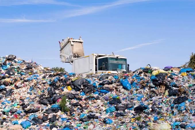 “بلوكاج” في مطرح نفايات الدار البيضاء يشل حركة الشاحنات ويراكم النفايات في الأحياء