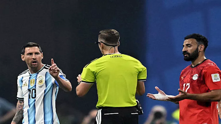 مباراة مصر والأرجنتين تثير الجدل في كأس العالم.. هل جامل الحكم ميسي؟