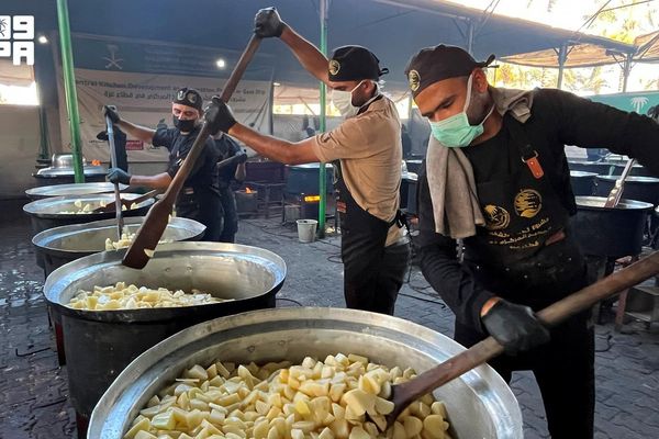المملكة توزع (25,000) وجبة غذائية ساخنة في غزة