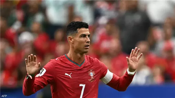 مذيع في قناة رونالدو يطالبه بزيادة راتبه على الهواء بعد ثنائية أوزبكستان، ورد مفاجئ من الدون (فيديو)