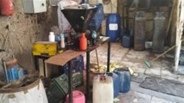 ضبط 16 طن منظفات صناعية منتهية الصلاحية داخل مصنع بأكتوبر
