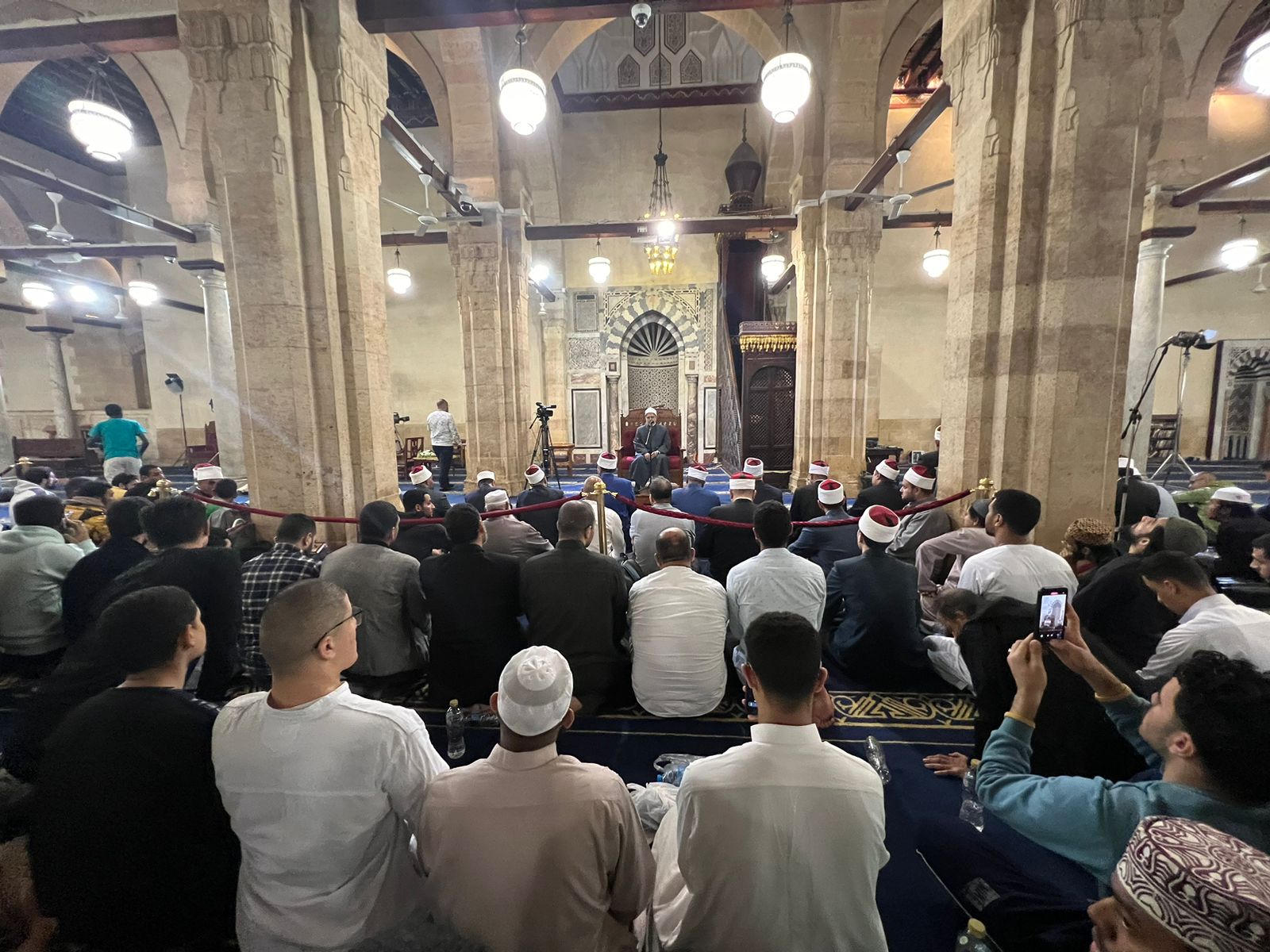 صلاة التراويح في رمضان هل هي 8 ركعات أم 20؟.. اعرف كيف أداها النبي