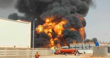 إصابة 7 أشخاص باختناق فى حريق مصنع دهانات بالعاشر من رمضان