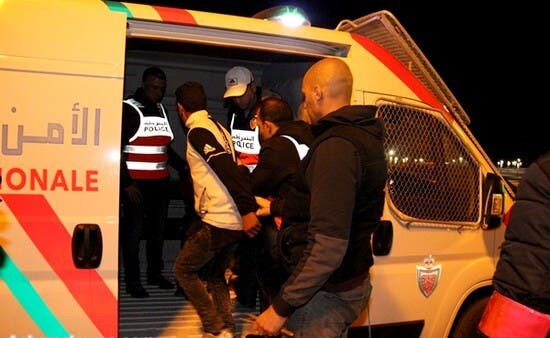 خلاف يتطور إلى عنف ورشق بالحجارة.. الأمن يوقف مواطنا سودانيا بالبيضاء