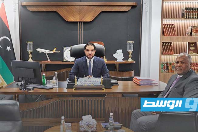 المبروك يسلم قادربوه الحسابات الختامية للدولة من الأعوام 2016 إلى 2020