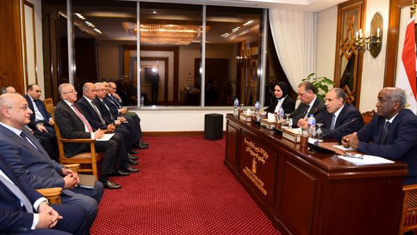 وزير الخارجية يجتمع بقيادات الوزارة لبحث التحديات الإقليمية وتعزيز الدبلوماسية الاقتصادية