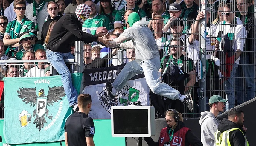 حادثة غريبة في ملاعب كرة القدم.. فصل كابل VAR أثناء مراجعة تحكيمية