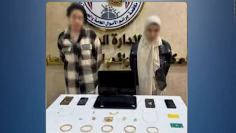 الأمن يضبط شقيقتين استولتا على هواتف محمولة بتحويلات بنكية وهمية