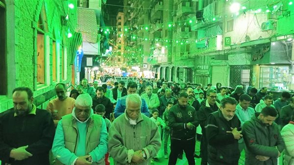 مساجد الإسكندرية تمتلئ بالمصلين في ثالث ليالي شهر رمضان (صور)