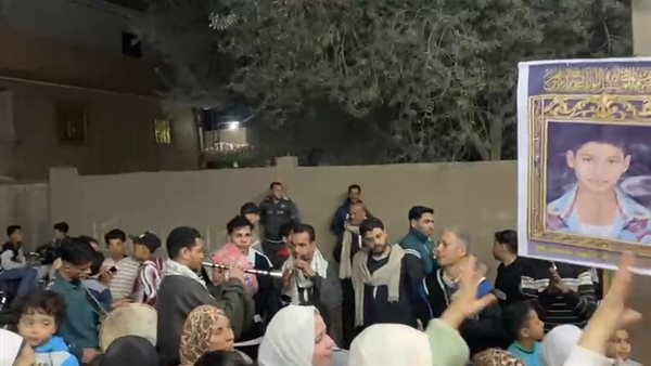 بعد 5 سنوات تقاضي، أهالي ميت الفرماوي بالدقهلية يحتفلون بإعدام قاتل الطفل عصمت (فيديو وصور)