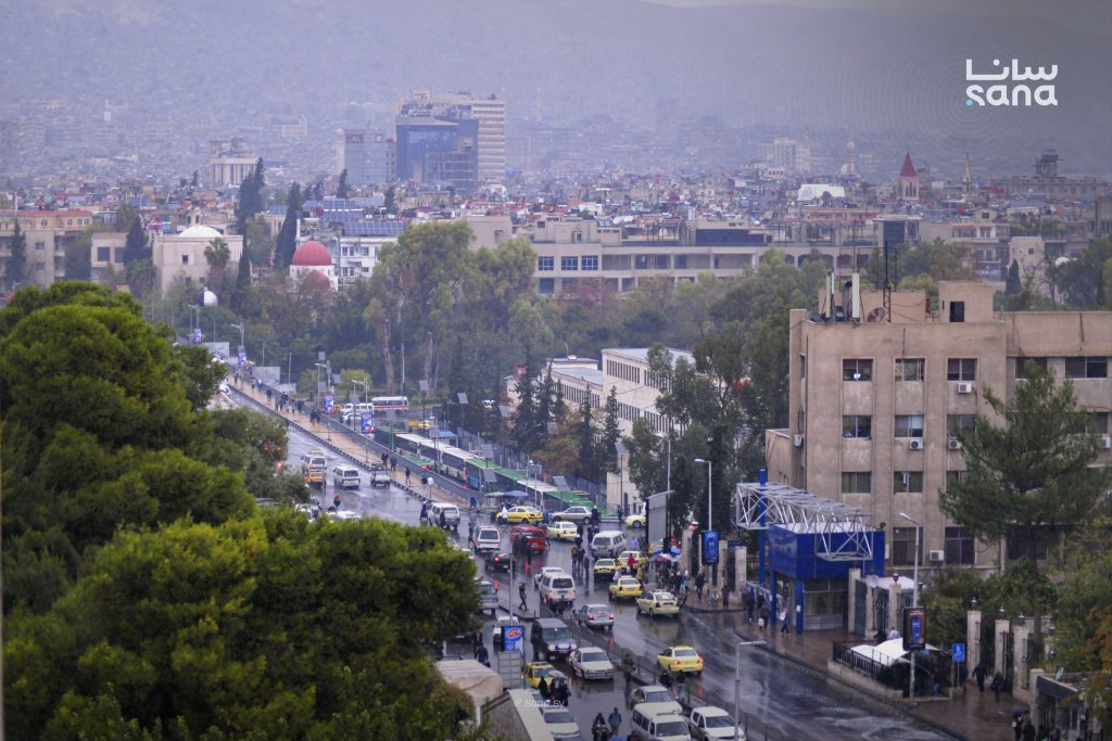 الطقس بين الغائم جزئياً والغائم مع أمطار في بعض المناطق السورية