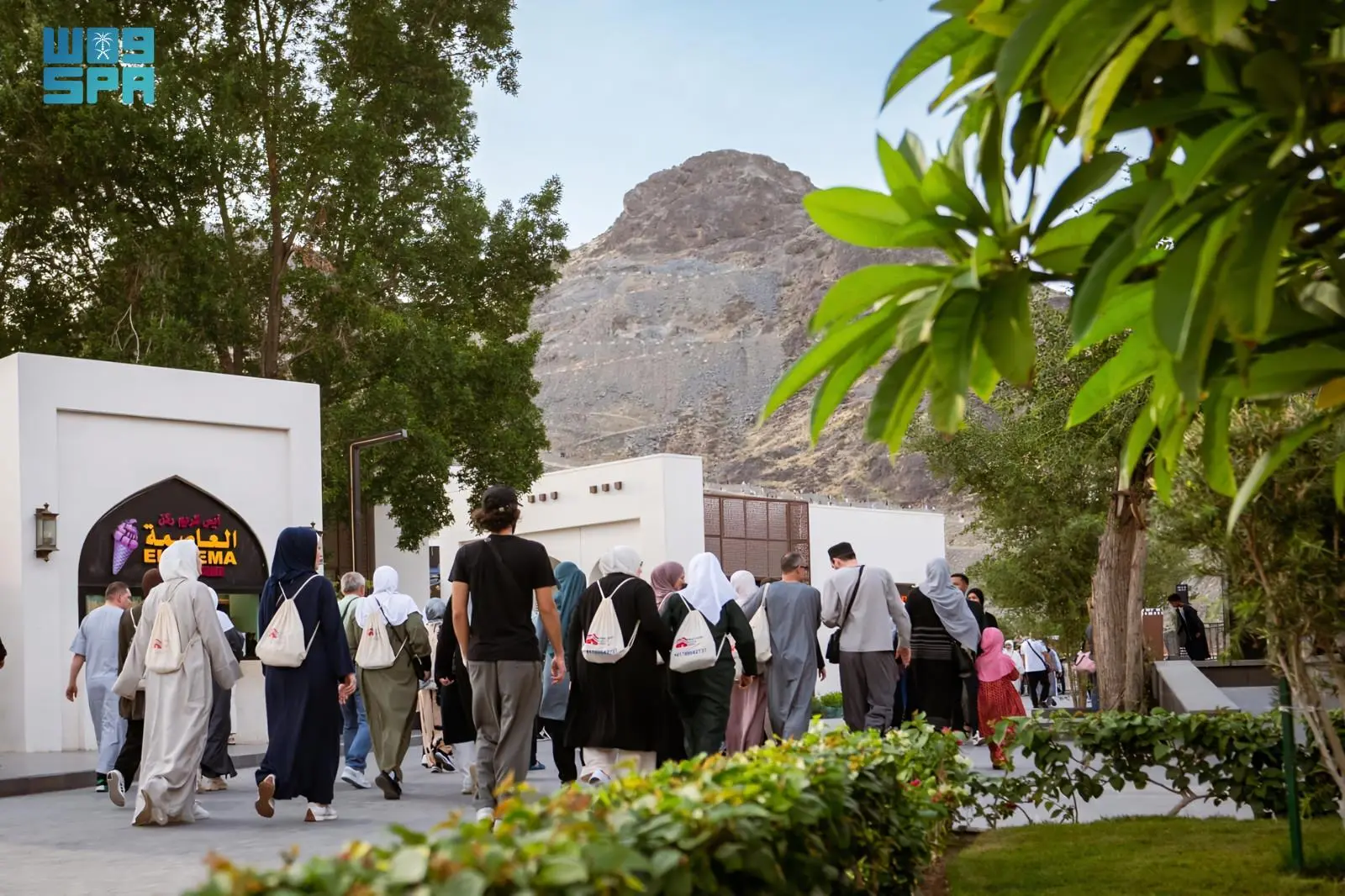 وفود ضيوف الرحمن يزورون حي حراء الثقافي بمكة المكرمة ويطّلعون على إرث الوحي والتاريخ الإسلامي