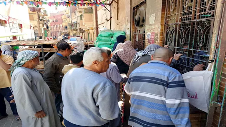 بين لهيب النار وصبر الصيام.. عمال مخابز أسوان يرسمون ملحمة يومية في رم