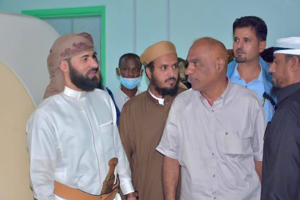 محافظ أبين يزور مستشفى الرازي ويطلع على أوضاع المرضى