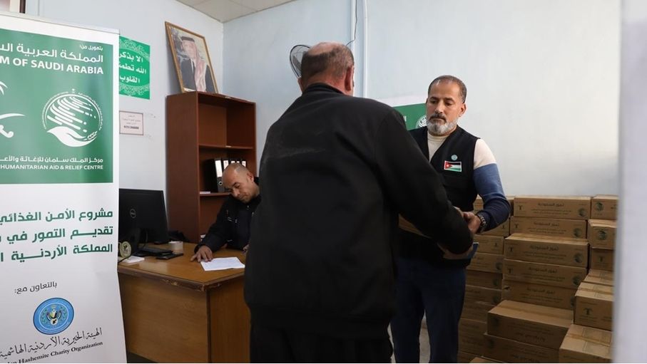 مركز الملك سلمان للإغاثة والهيئة الخيرية الأردنية الهاشمية يختتمان مشروع توزيع التمور