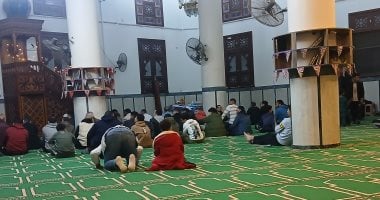 دعاء القنوت يلامس القلوب فى التراويح بمسجد النور بدمياط