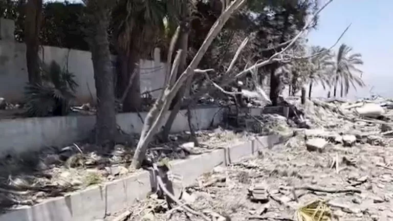 انهيار منزل والد صادق الصباح بعد غارة اسرائيلية على لبنان