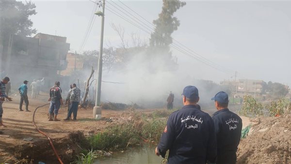 الحماية المدنية بالبحيرة تحاصر حريقًا بجوار كوبري خربتا بكوم حمادة