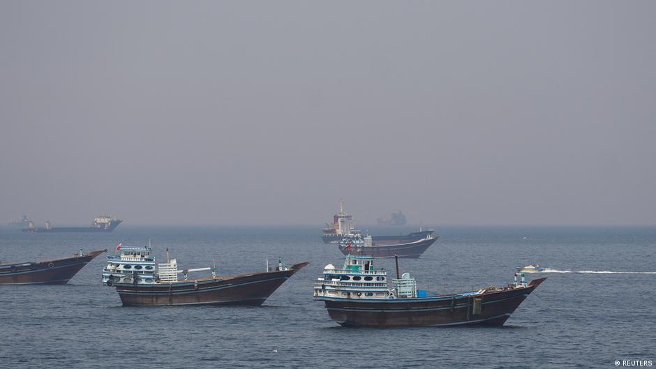 طلقات تحذيرية واحتجاز سفينة.. توقف الملاحة في مضيق هرمز