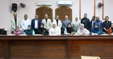محافظ الوادى الجديد تُكرّم أوائل خريجى برامج التدريب المهنى بالداخلة