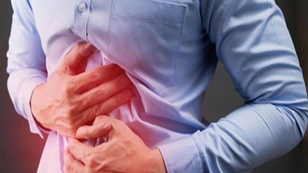 زيادة الوزن والتدخين أبرزها .. تعرّف على أسباب حرقة المعدة وارتجاع المرئ
