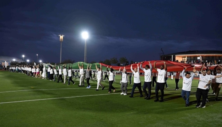أبوظبي: 64 جنسية تتوحد لكسر رقم قياسي عالمي لرفع علم الإمارات
