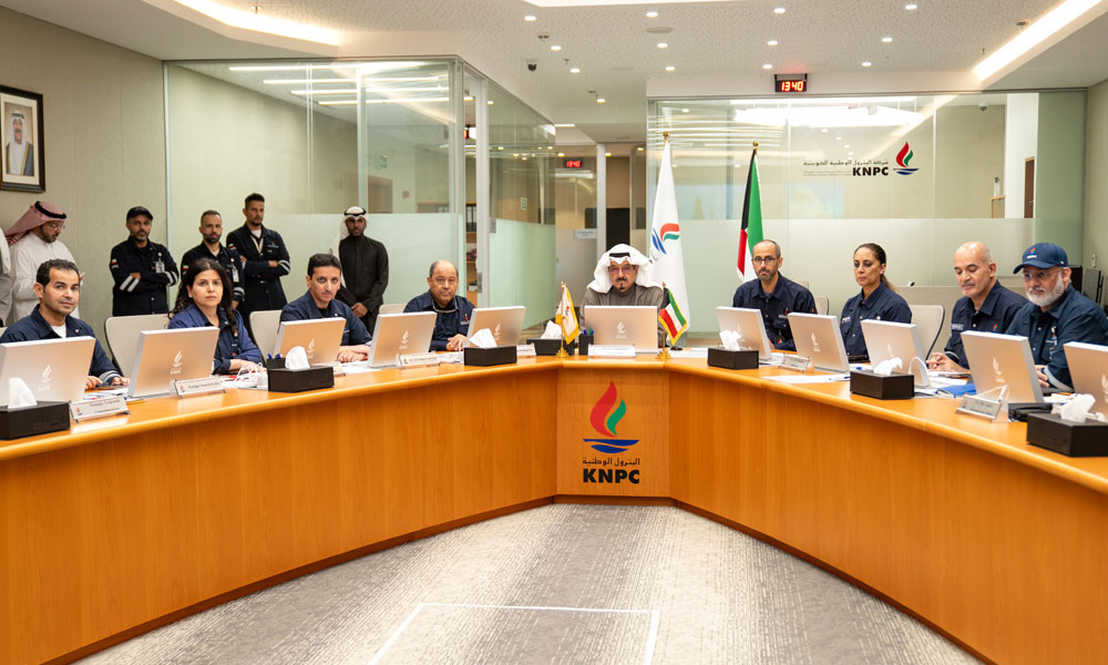 سمو رئيس مجلس الوزراء يقوم بزيارة تفقدية إلى غرفة إدارة الأزمات بشركة البترول الوطنية