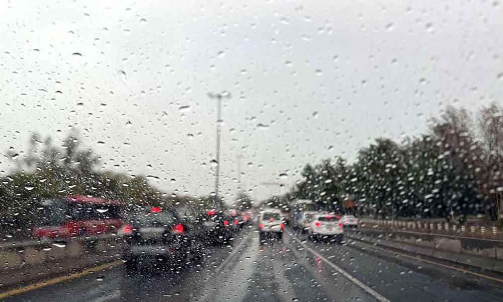 الأرصاد الجوية: فرص لأمطار متفرقة ورياح مثيرة للغبار وضباب بنهاية الأسبوع