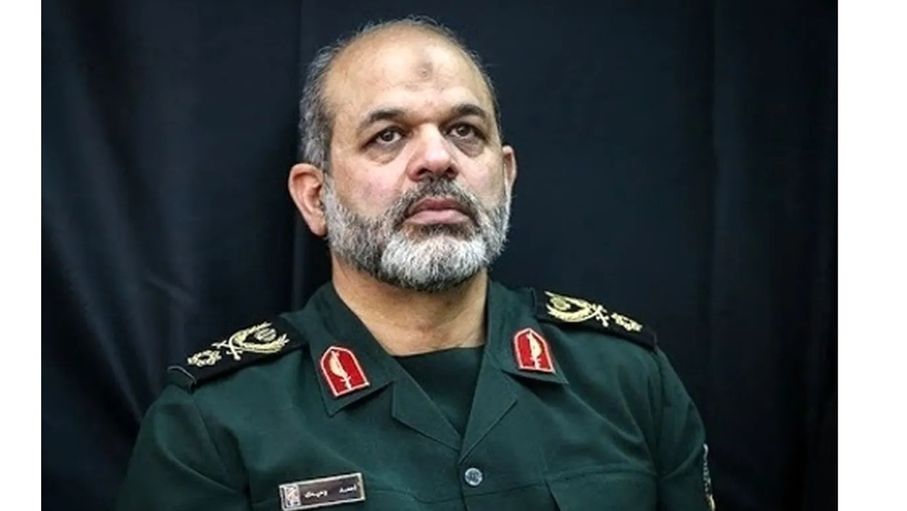 جنرال إيراني مطلوب للإنتربول يقود "تشدد طهران" في الحرب