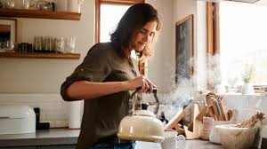 إنقاص الوزن وادعاءات أخرى.. ما هي فوائد شرب الماء الساخن؟