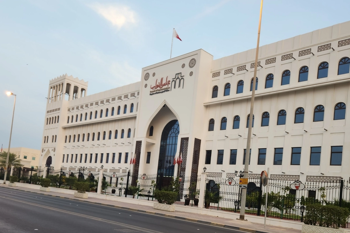 النواب البحريني يُسقط عضوية 3 نواب لاعتراضهم على إجراءات بحق متعاطفين مع إيران