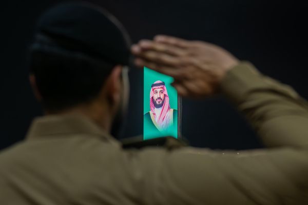 وزير الداخلية ورئيس لجنة الحج العليا يشهد العرض العسكري لقوات أمن الحج