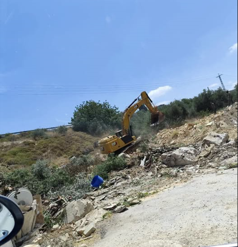 الاحتلال يقتلع عشرات أشجار الزيتون من أراضي مادما بنابلس