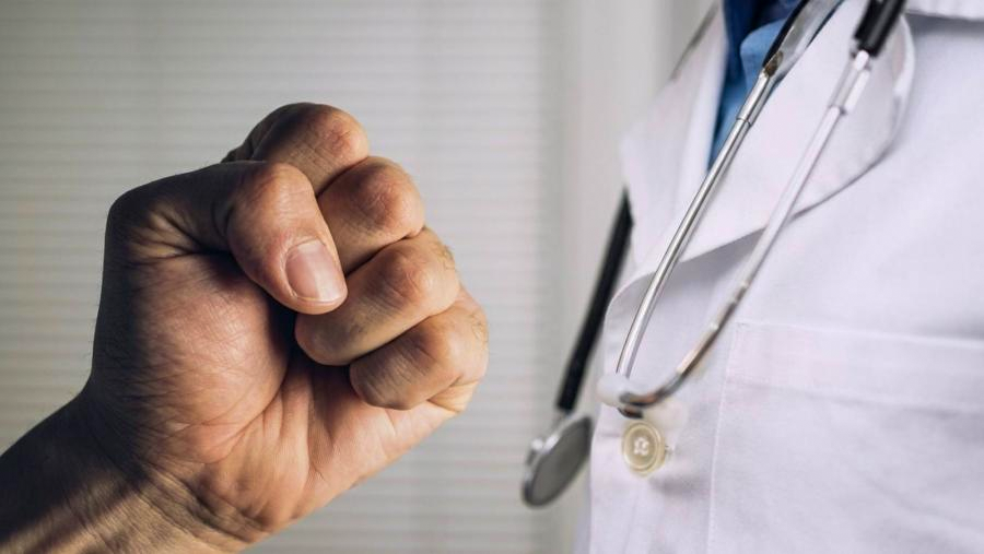 الاعتداءات على الأطباء.. كلفة يدفعها المريض والمنظومة
