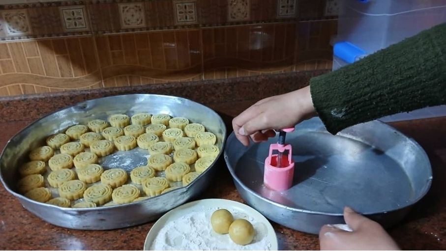 الطلب على حلويات العيد المنزلية ينعش العمل الموسمي لعشرات السيدات في جرش