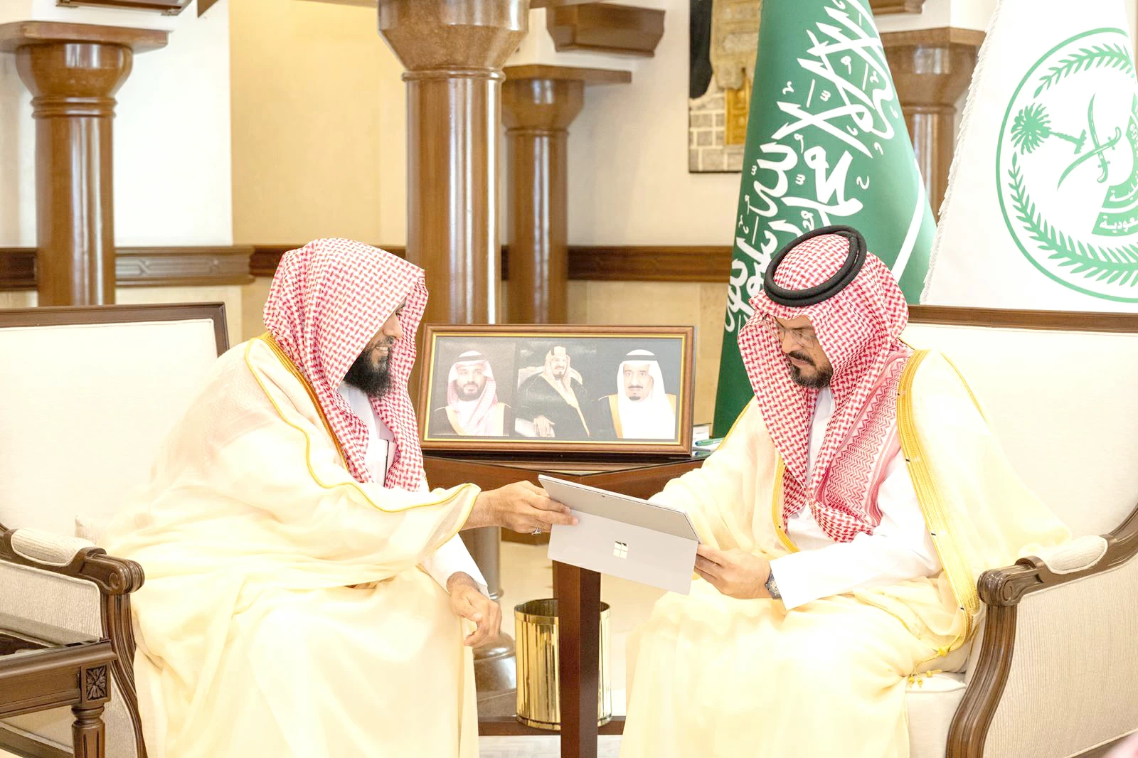 نائب أمير مكة يُدشّن ملتقى القيم الإسلامية ويطّلع على أحدث أبحاث الحج والعمرة