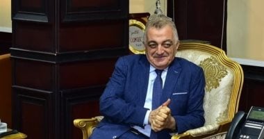 وَكُلٌ يدَّعِي وَصْلاً بِلَيْلَى