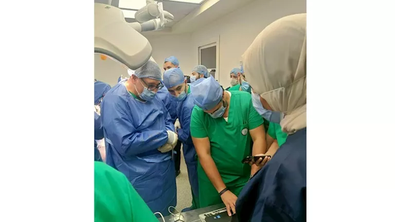 نجاح أول جراحة زرع جهاز التحفيز العميق للمخ بمجمع الإسماعيلية الطبي ضم
